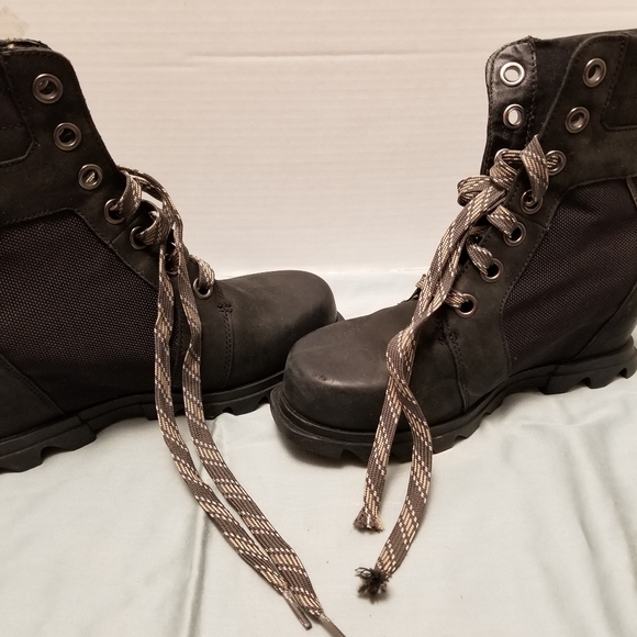 Sorel Stylish Black Combat Boots Size 7 - Picture 2 of 7